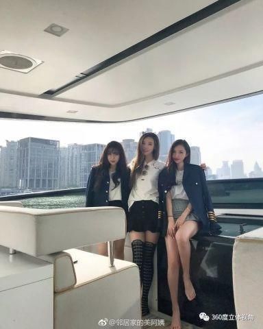 三个嫩模小姐姐排排站，齐刷刷的“筷子腿”即视感！