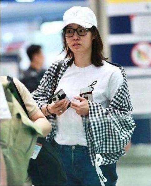 白百何现身活动, 抹胸长裙一片哗然, 网友: 还嫌流言不够多吗?