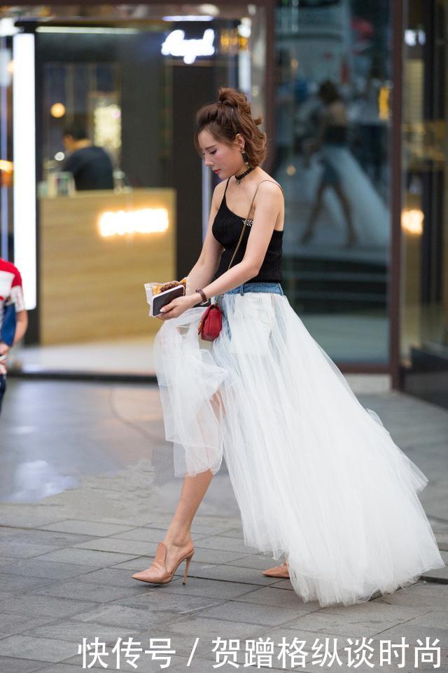 路人街拍,黑色蕾的丝款式配上吊带背心,散发出一股优雅女人味!