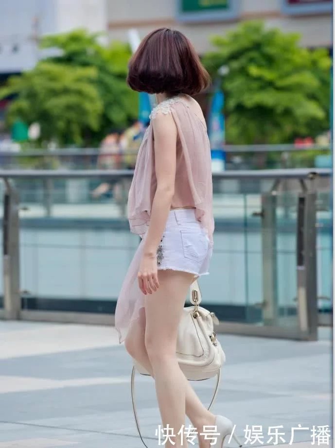 时尚短发墨镜美女，雪纺衫配热裤秀迷人长腿，旁边的大姐都忍不住