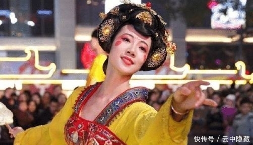  滤镜：不倒翁小姐姐的网红滤镜有多重？看到她上综艺的生图，完全不敢认