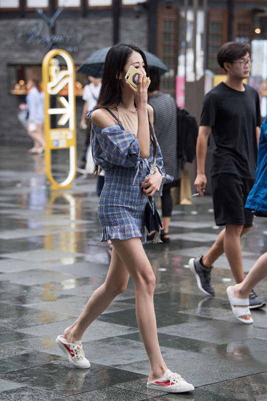 重庆街拍:穿出瘦小完美身材，紧身吊带上衣搭配高腰小脚牛仔裤