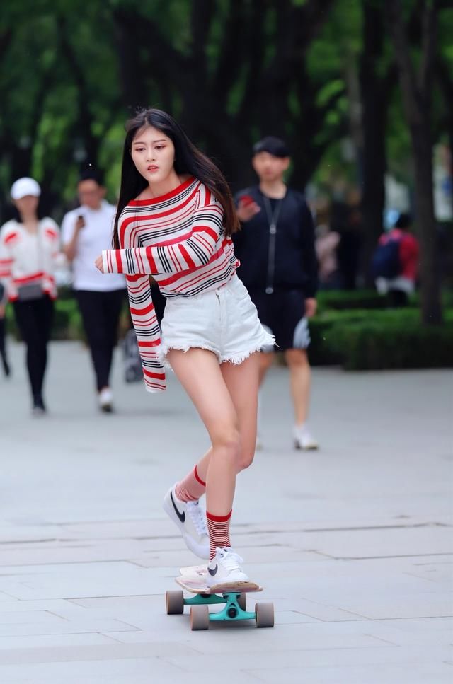 街拍，女人可以颜值不高，身材不好，但要会穿搭