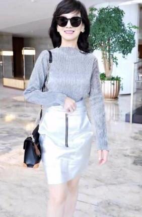 赵雅芝牛掰！居然穿这么大胆的短裙走机场？白娘子的好感全败光了