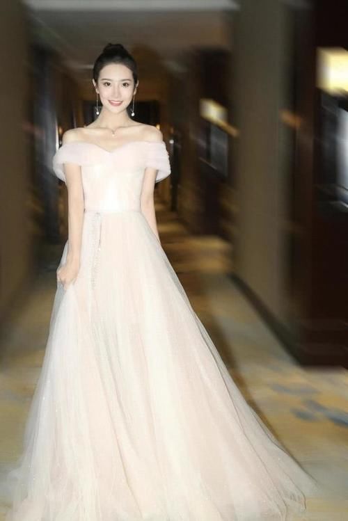  『气质』赖雨濛时尚感开挂，穿牛仔背带裙配白T恤去看秀，终于有时髦气质