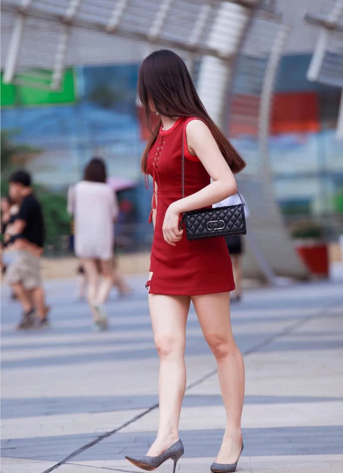 小姐姐红色连衣短裙把好身材包裹的恰到好处，纤纤玉腿真的很吸睛