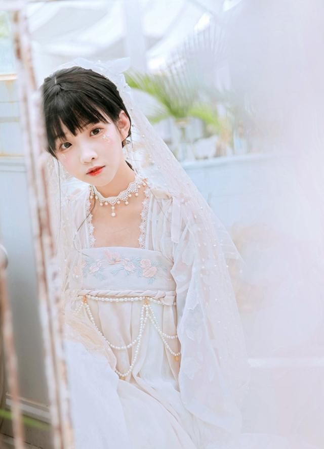 女孩子结婚时，穿上一件这样唯美的“汉服婚纱”，简直太浪漫了