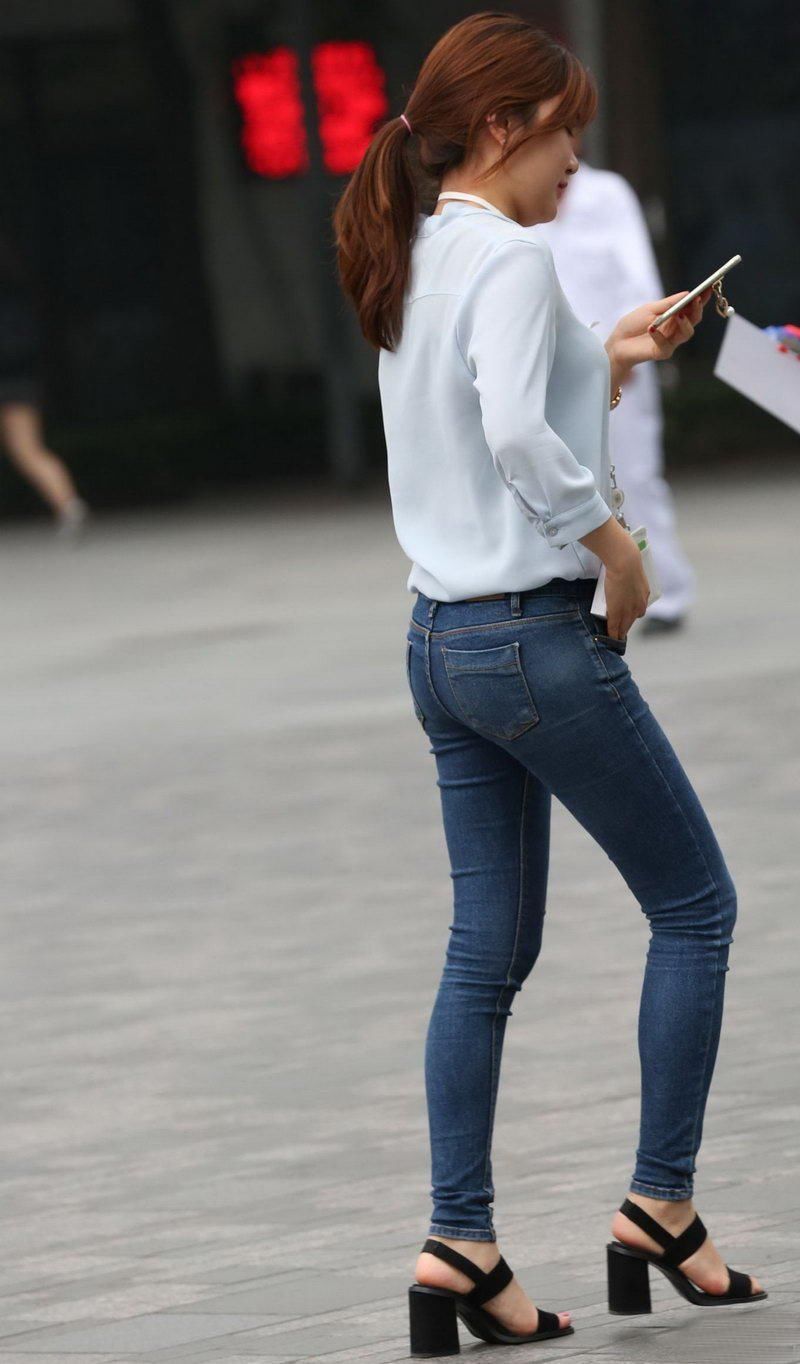 万泉广场街拍:紧身牛仔裤美眉，尽显迷人曲线