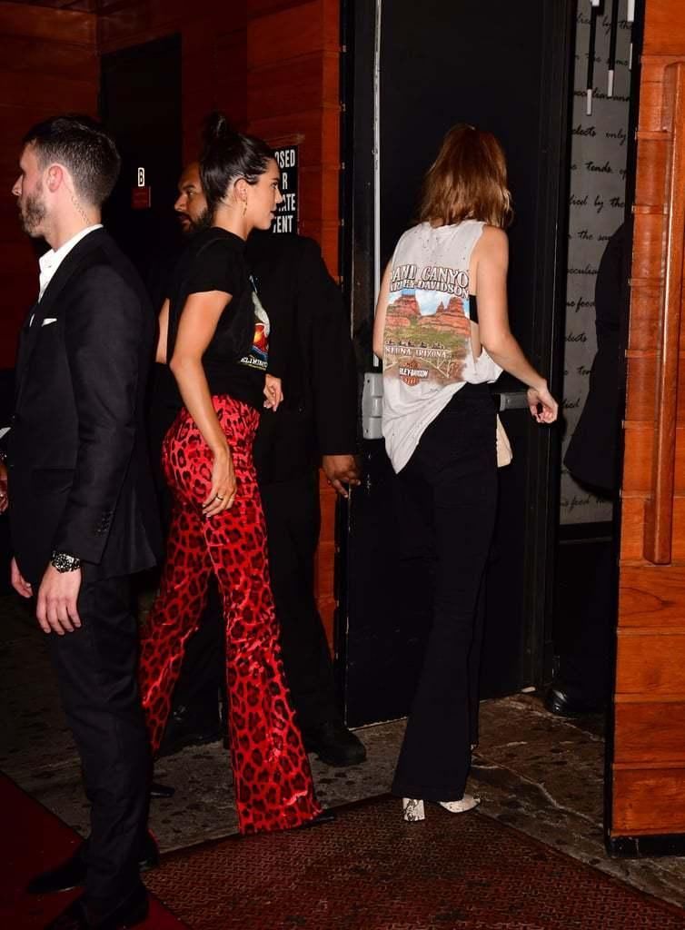 吉吉现身纽约时装周!“破旧不堪”背心真洋气，台上尽显完美身材