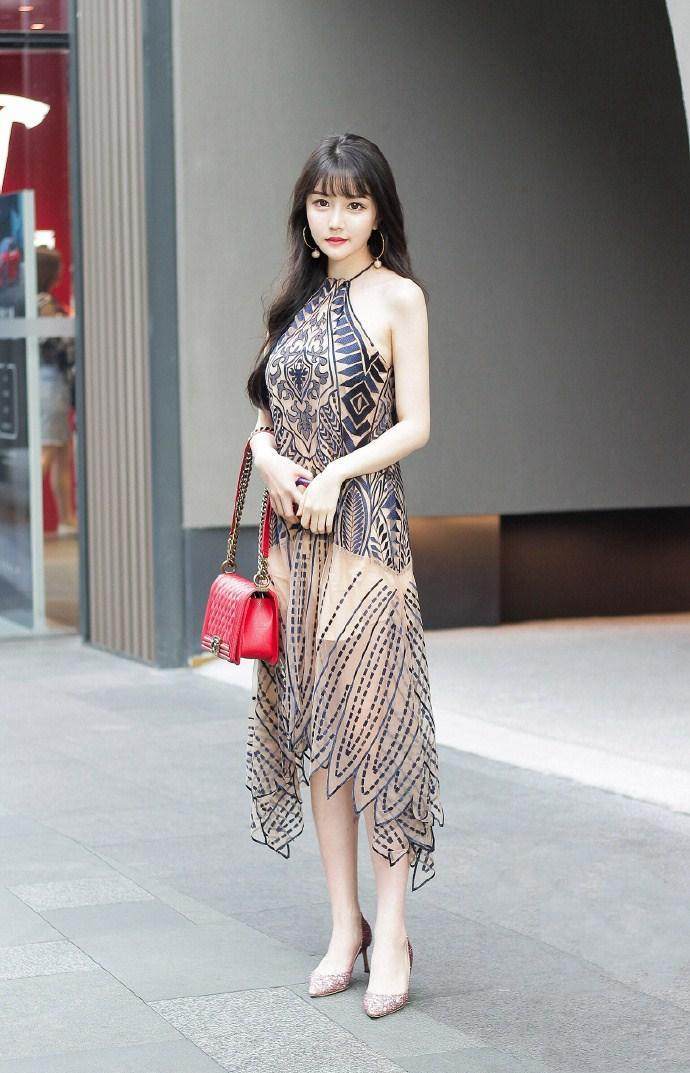 广东街拍: 身材火爆夺人眼球, 成熟知性让人想搂在怀里