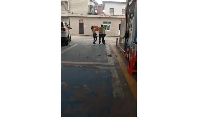 男子打女人被教育，不悔改还拍视频造谣，网友:所里让带手机?