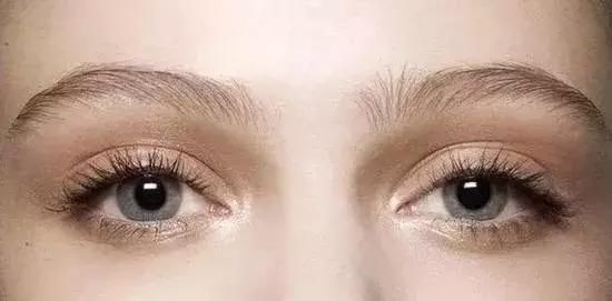 长那么好看？绝对整容了！双眼皮那么宽？是割的吧！