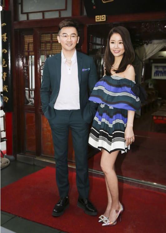 林心如和赵丽颖撞衫1.6万连衣裙,想差12岁的两人谁更胜一筹?