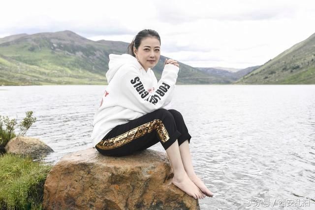 这位大明星一个人低调出行，50多岁拍的旅游照像20多岁