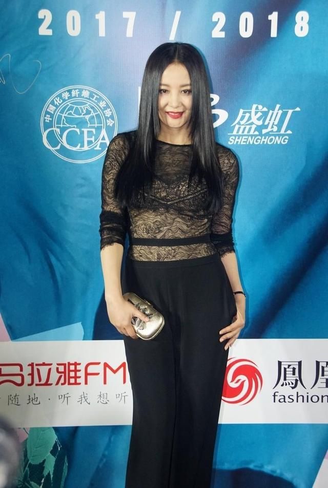  连体：陶红真敢穿，性感的红唇搭配上率性飒气的连体裤，真是太惊艳了！