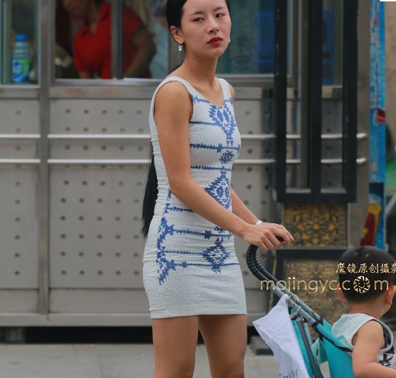 街拍，年轻辣妈长相酷似刘诗诗，白色短裙尽显长腿！！