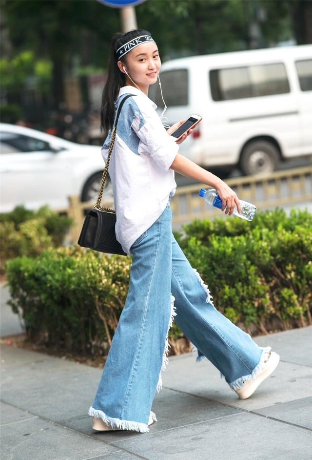 小姐姐穿着比破洞还酷的牛仔裤,酷酷的时尚中带着甜美范儿