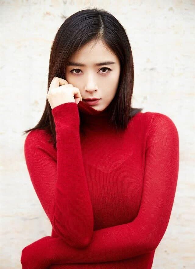 蒋欣走红毯，紧身连衣裙身材走型，网友：发型太雷人！