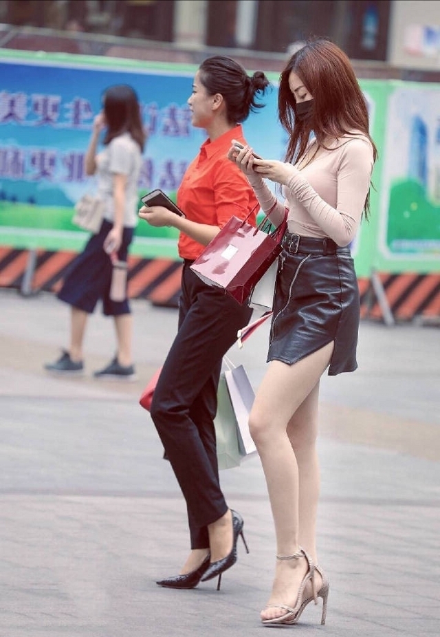 韵味|路人街拍,美女身材高挑,穿吊带的针织连衣裙,特别的有韵味