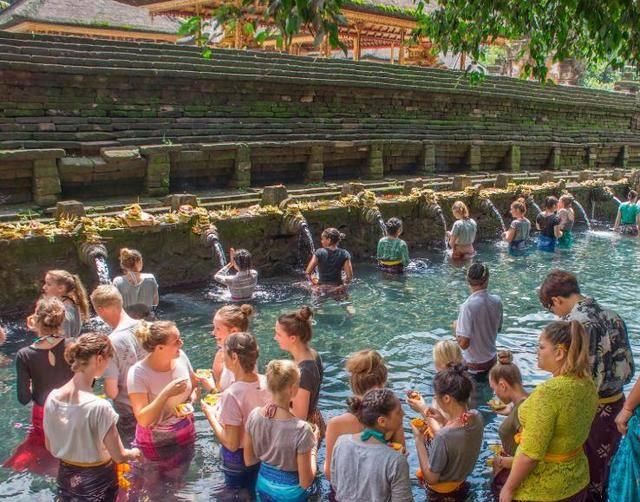 泰国神圣的千年浴场，男女都可在此沐浴，游客着装必须过膝