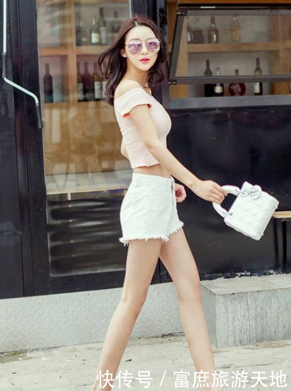 路人街拍女朋友的身材非常好,每一次脚步都很撩人