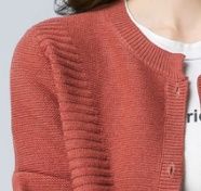 如今的女人个个精于打扮，早秋穿这薄开衫，显瘦美嫩超有气质