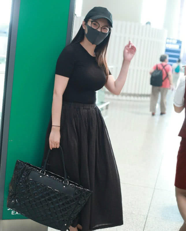 徐冬冬到底是胖了!一身黑色穿扮也没用，网友:简直胖成球了!