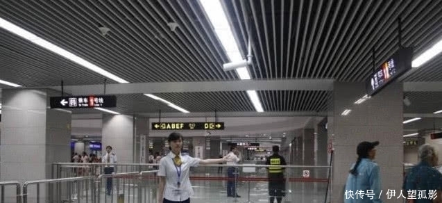 美国美女来上海旅行，地铁排队时却产生疑惑：中国人为何这样做？