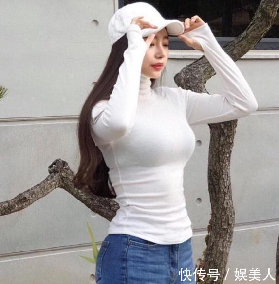  拍图：街拍图6一件浅色衬衫配上深色阔腿裤，看起来十分的干练有气质