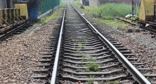 你知道为何火车轨道不用不锈钢，而是用生锈的铁吗？看完就知晓了