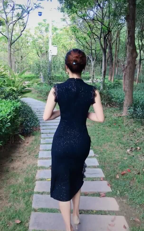  【旗袍风格】公园的旗袍美女，到底是逛街，还是秀身段?