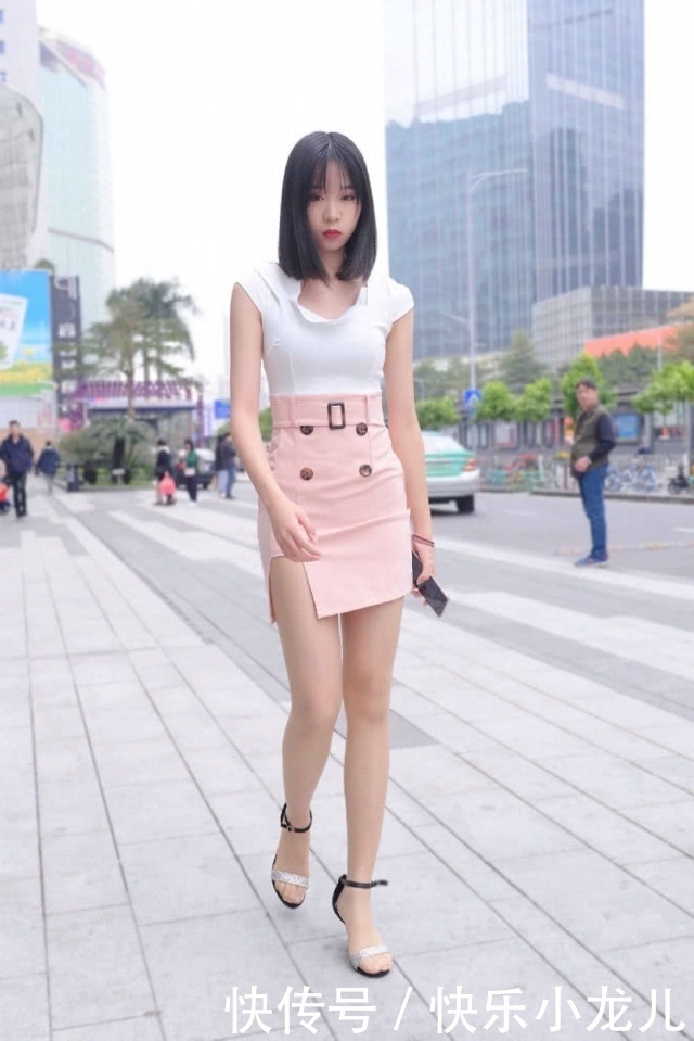  「小姐姐」街拍：小姐姐黑色针织衫搭配柔美的白裙，更显优雅