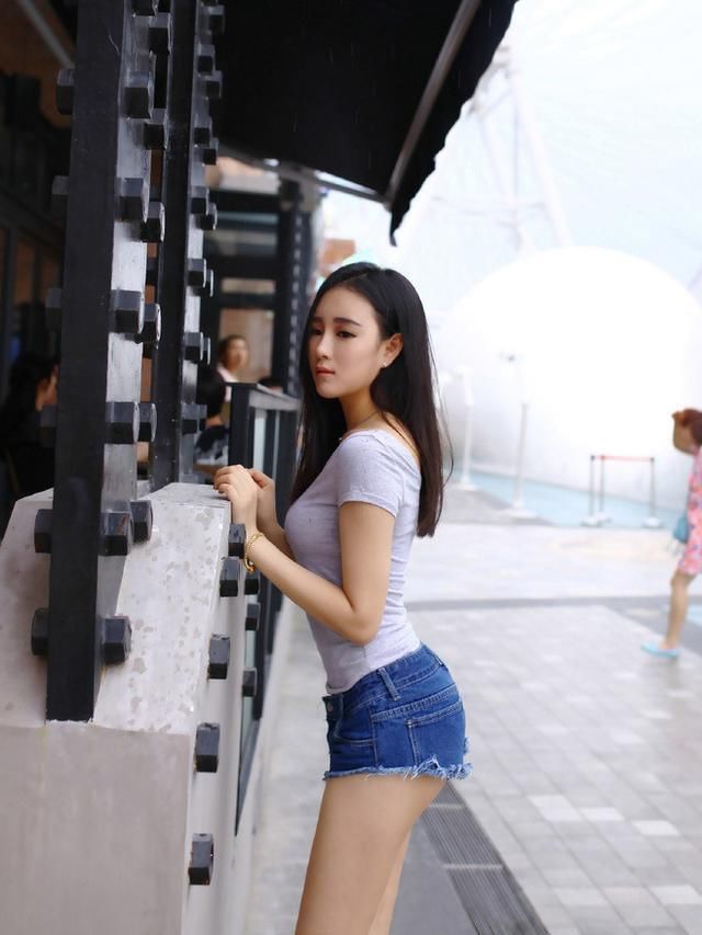 最美牛仔裤美女，貌美如花，气质出众!