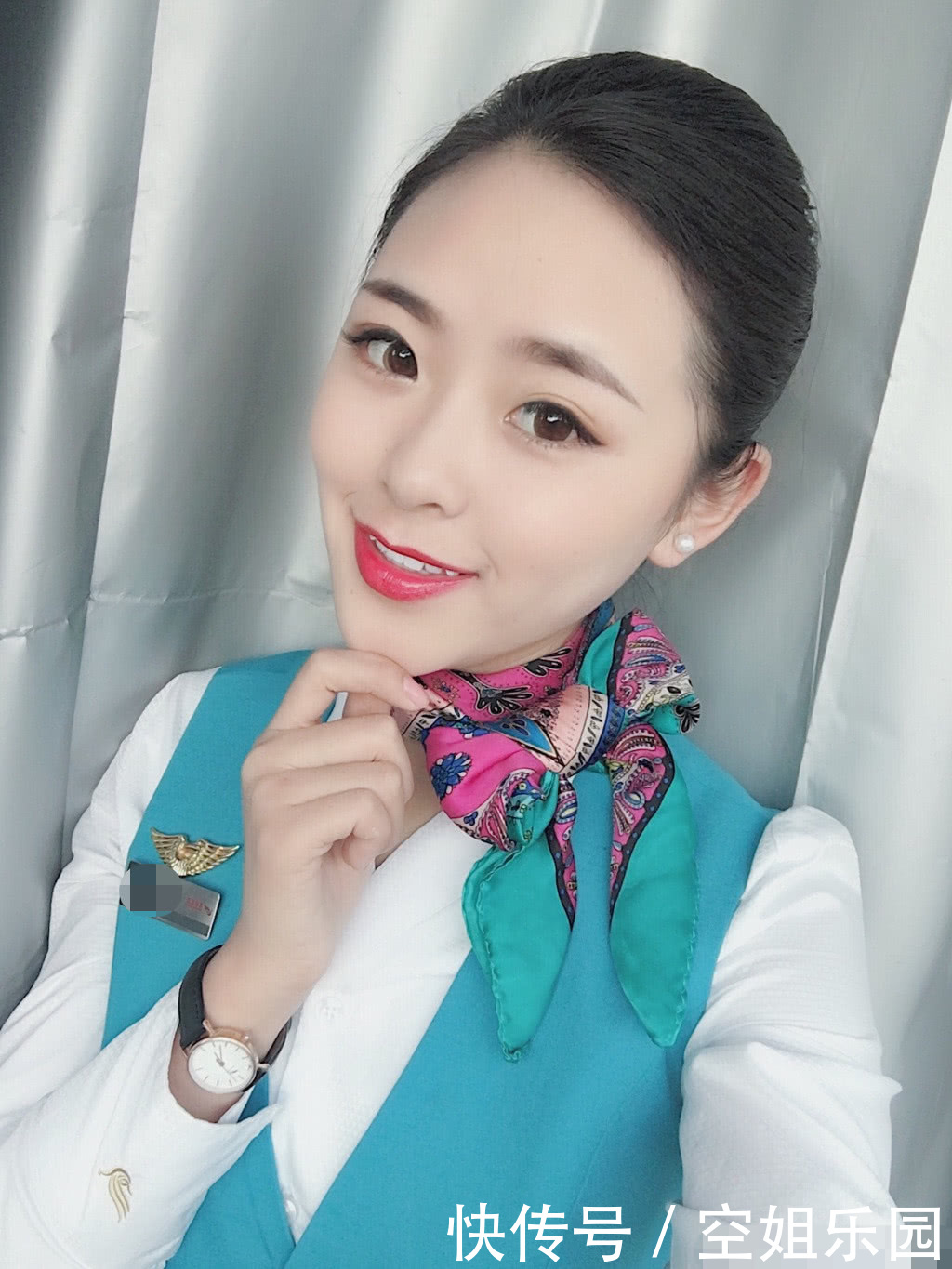 空姐为何“脖子”上系丝巾，最后一个原因，大多数人都想错了