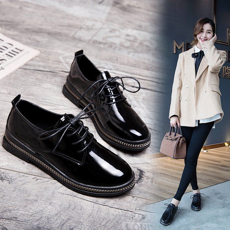 别穿凉鞋了，洋气女人今年都这样穿小皮鞋，非常流行，很有女人味