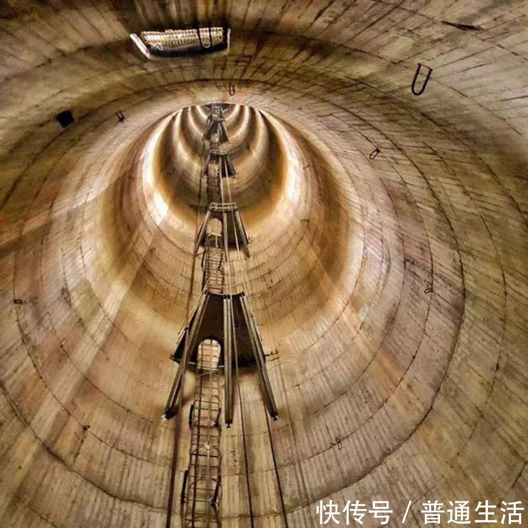  「竖立」安徽第一座跨江输电塔爆破拆除，竖立江边60年，高达113