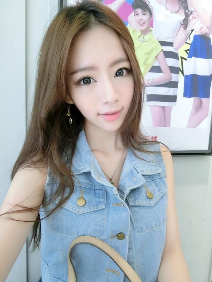 性感清纯白色吊带短裙长发美女校花图片集