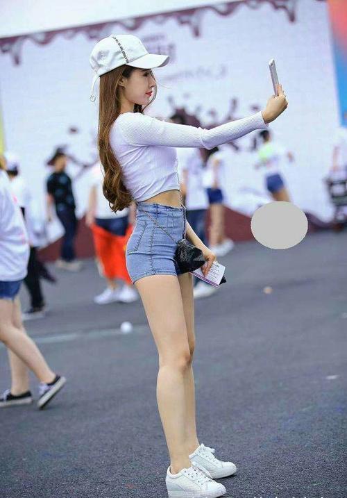 街拍：极致高腰的牛仔小短裤，凸显女性的曲线美与大长腿