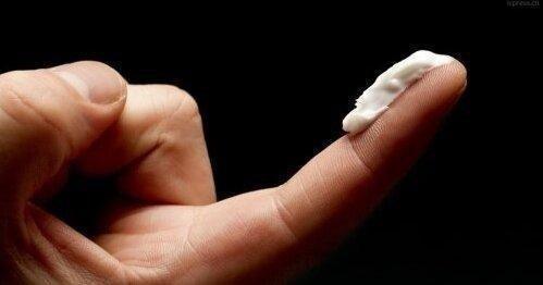 祛斑神奇了解下！五毛钱的红霉素，睡前涂脸能祛斑，省下好几千