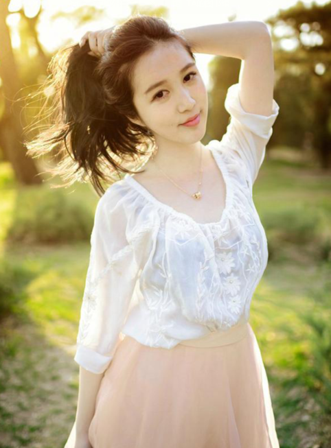 街拍：穿着简单大气优雅的小姐姐，简洁显瘦性感迷人！