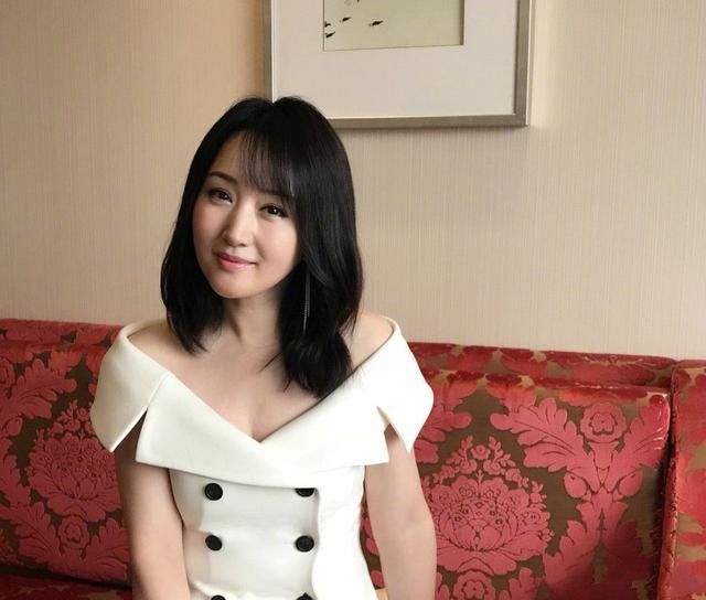 47岁杨钰莹裙子似仙女，腰包可以去卖菜了！