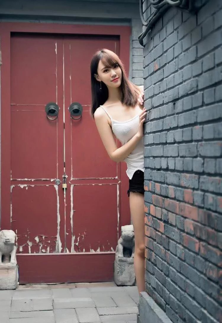 邻家小妹白色吊带搭配黑色超短裤婷婷玉立、轻松秀出大长腿,小鸟