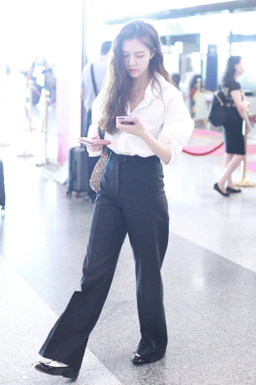 宋妍霏穿白色衬衣搭配黑色阔腿裤现身机场，皮肤白皙秀大长腿