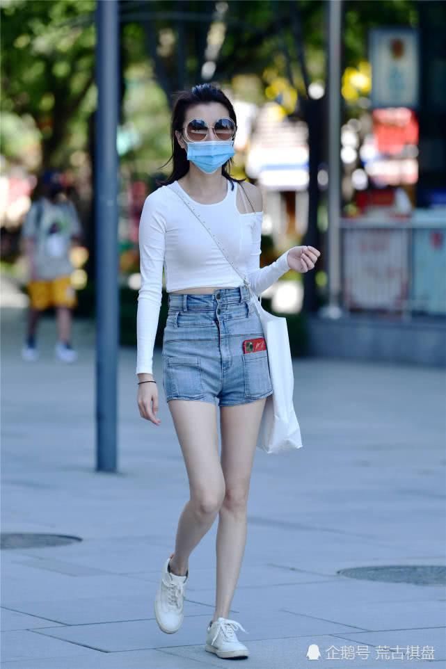 「选择一」穿着平底鞋的姑娘,她们还没有学会穿高跟鞋么?不过逛街很轻松