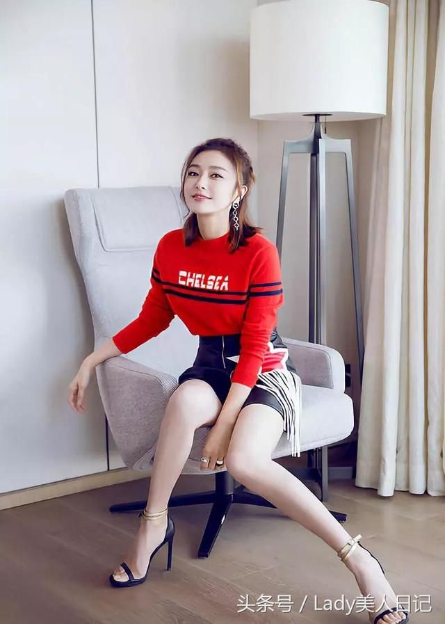 37岁秦岚穿牛仔热裤露大长腿，完全不输18岁小仙女，气质秒杀