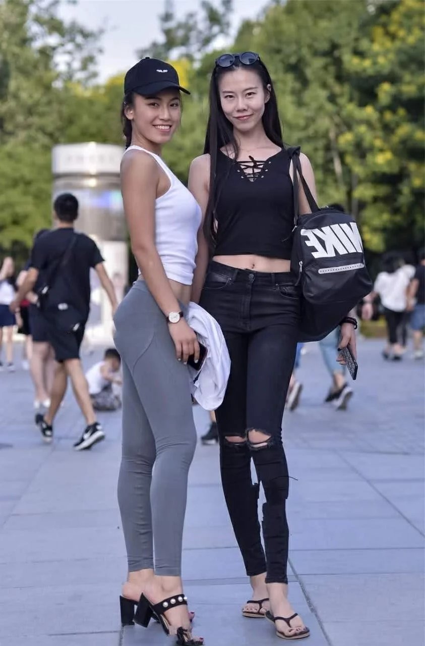 夏季小姐姐完美曲线,尽显完美身材,在这样一个季节在大展风采