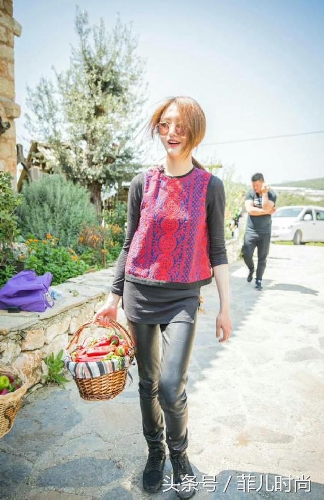 郑爽本来就瘦，穿这么宽的牛仔裤还敢不系皮带出门，活该要用手提