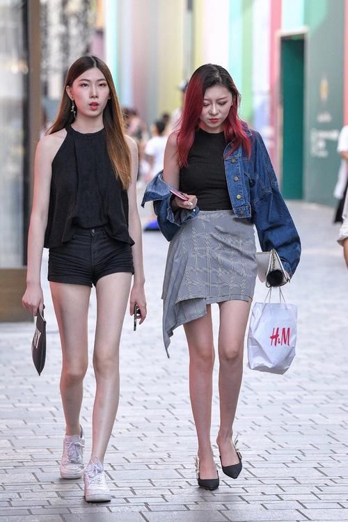 真正美丽的人是不多施脂粉，不乱穿衣服