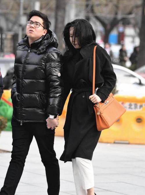  环肥燕瘦@街拍：环肥燕瘦的小姐姐，一件紫色上衣配白色短裤，时尚魅力风采