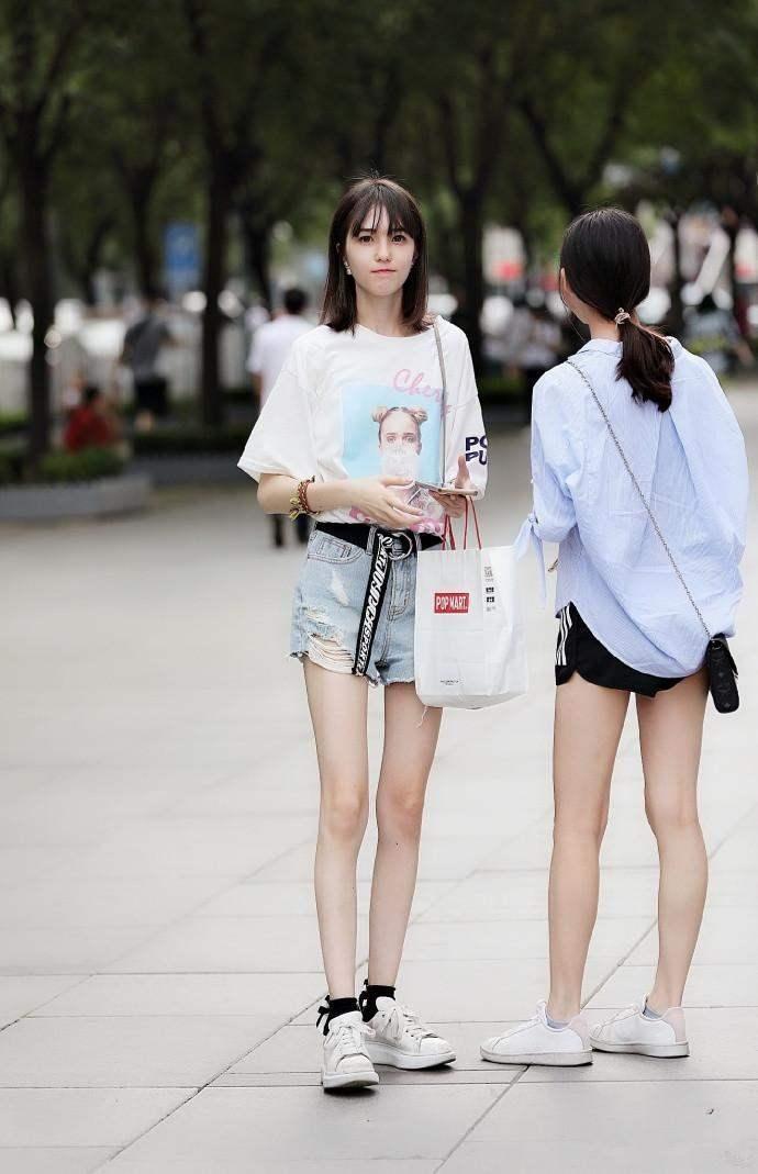 北京街拍：清纯可爱的小姐姐，白色短袖搭配牛仔短裤，美腿真漂亮